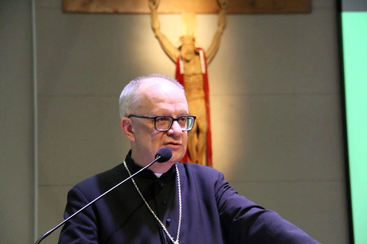 Spotkanie osób zaangażowanych w obronę małoletnich z udziałem sekretarza Papieskiej Komisji ds. Ochrony Małoletnich