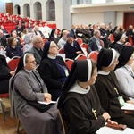 Spotkanie osób zaangażowanych w obronę małoletnich z udziałem sekretarza Papieskiej Komisji ds. Ochrony Małoletnich
