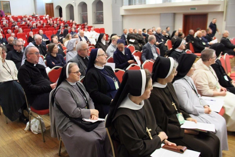 Spotkanie osób zaangażowanych w obronę małoletnich z udziałem sekretarza Papieskiej Komisji ds. Ochrony Małoletnich