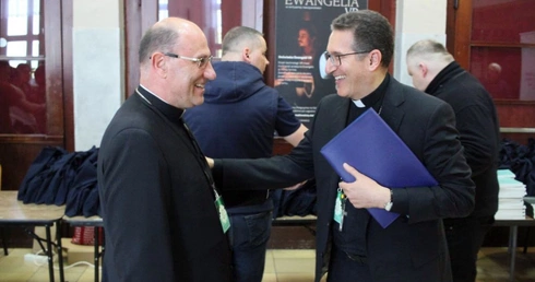 Spotkanie osób zaangażowanych w obronę małoletnich z udziałem sekretarza Papieskiej Komisji ds. Ochrony Małoletnich