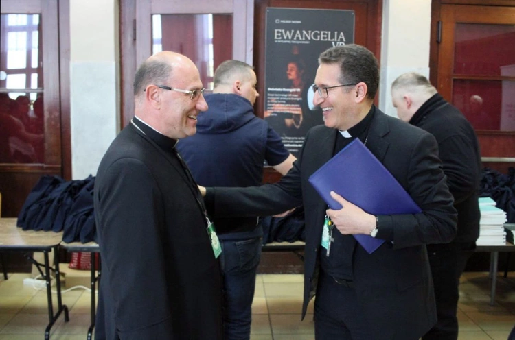 Spotkanie osób zaangażowanych w obronę małoletnich z udziałem sekretarza Papieskiej Komisji ds. Ochrony Małoletnich