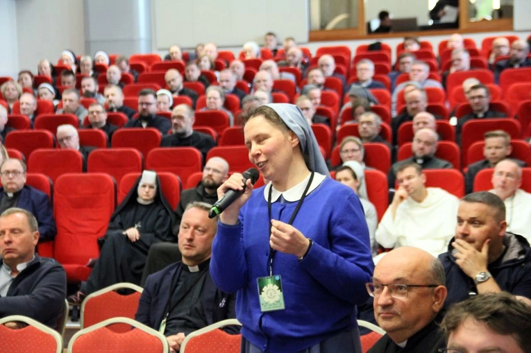 Spotkanie osób zaangażowanych w obronę małoletnich z udziałem sekretarza Papieskiej Komisji ds. Ochrony Małoletnich
