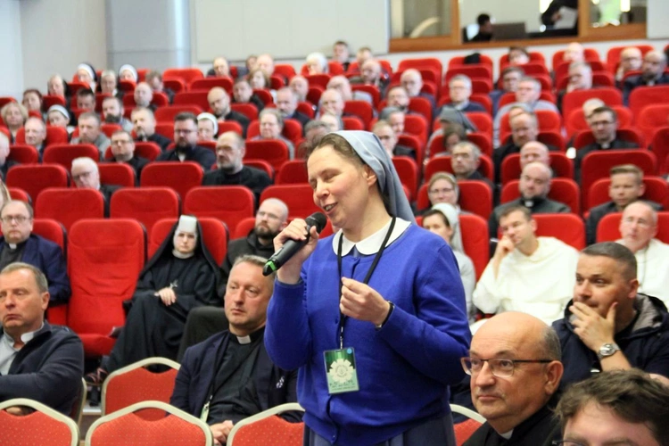 Spotkanie osób zaangażowanych w obronę małoletnich z udziałem sekretarza Papieskiej Komisji ds. Ochrony Małoletnich