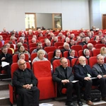 Spotkanie osób zaangażowanych w obronę małoletnich z udziałem sekretarza Papieskiej Komisji ds. Ochrony Małoletnich