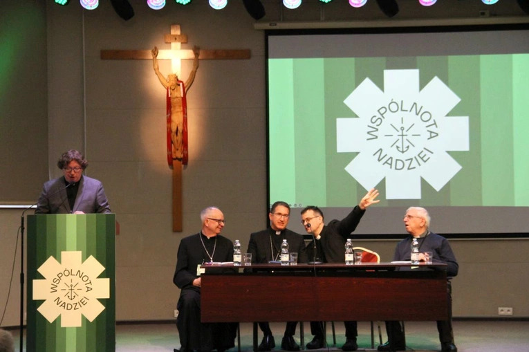 Spotkanie osób zaangażowanych w obronę małoletnich z udziałem sekretarza Papieskiej Komisji ds. Ochrony Małoletnich