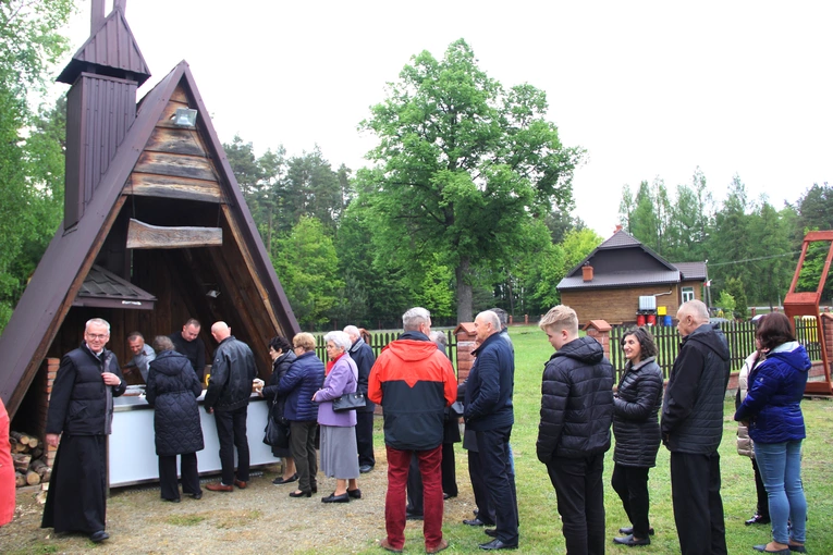 Podlesie Machowskie. Poświęcenie figur Matki Bożej i św. Józefa