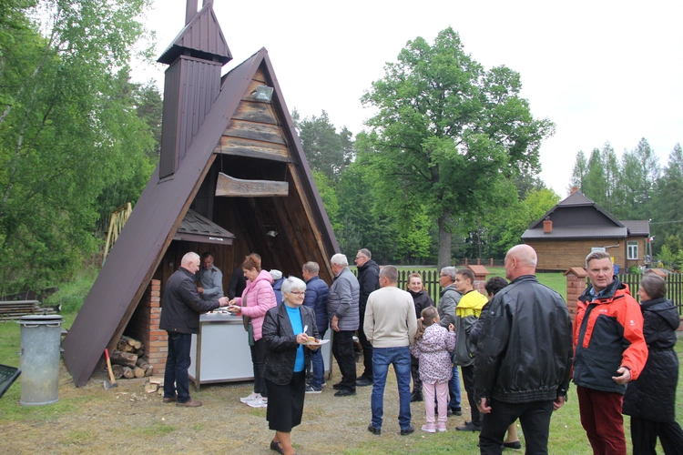 Podlesie Machowskie. Poświęcenie figur Matki Bożej i św. Józefa