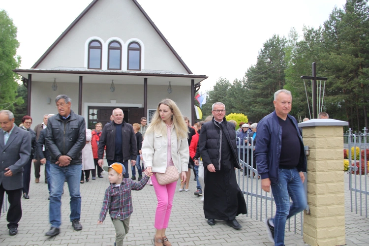 Podlesie Machowskie. Poświęcenie figur Matki Bożej i św. Józefa
