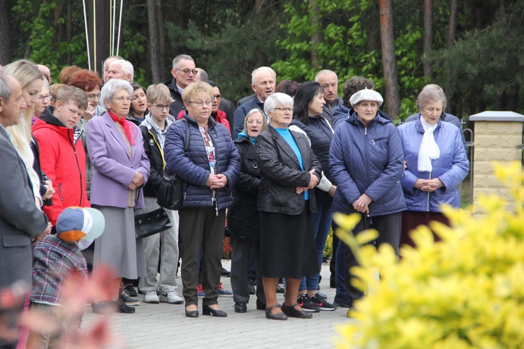 Podlesie Machowskie. Poświęcenie figur Matki Bożej i św. Józefa