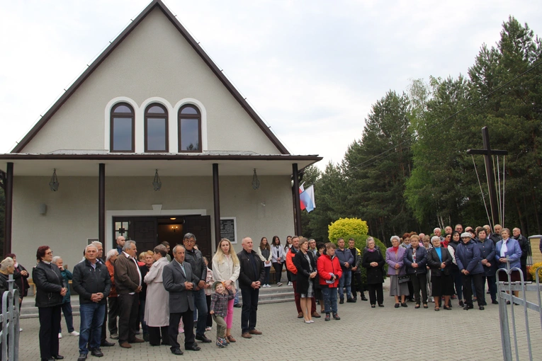 Podlesie Machowskie. Poświęcenie figur Matki Bożej i św. Józefa