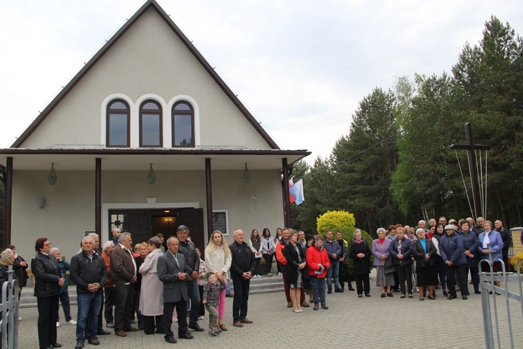 Podlesie Machowskie. Poświęcenie figur Matki Bożej i św. Józefa