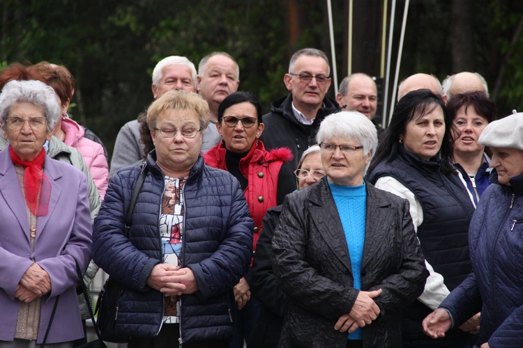 Podlesie Machowskie. Poświęcenie figur Matki Bożej i św. Józefa
