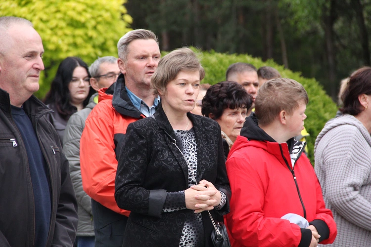 Podlesie Machowskie. Poświęcenie figur Matki Bożej i św. Józefa