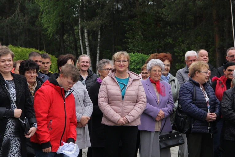 Podlesie Machowskie. Poświęcenie figur Matki Bożej i św. Józefa