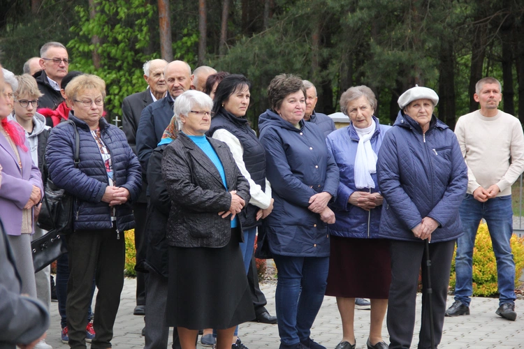 Podlesie Machowskie. Poświęcenie figur Matki Bożej i św. Józefa