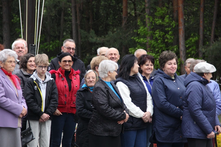 Podlesie Machowskie. Poświęcenie figur Matki Bożej i św. Józefa