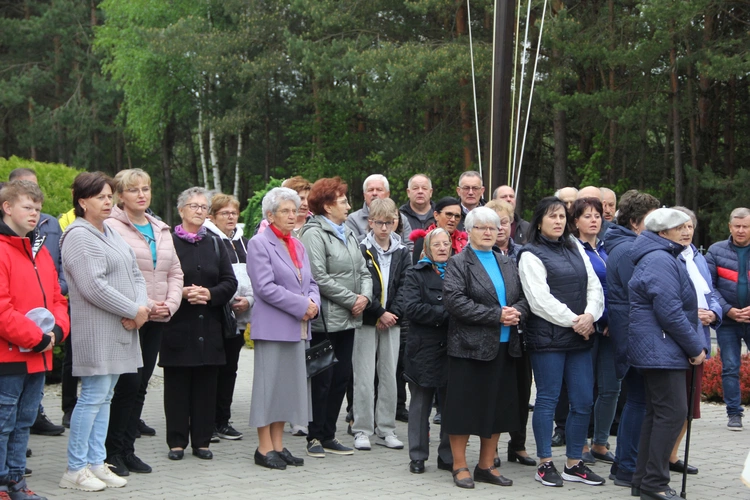 Podlesie Machowskie. Poświęcenie figur Matki Bożej i św. Józefa