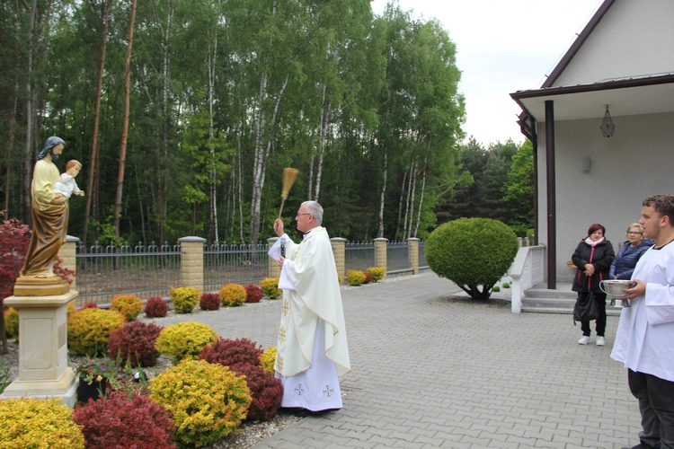 Podlesie Machowskie. Poświęcenie figur Matki Bożej i św. Józefa