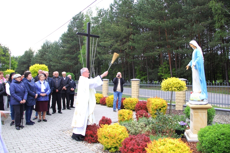 Podlesie Machowskie. Poświęcenie figur Matki Bożej i św. Józefa