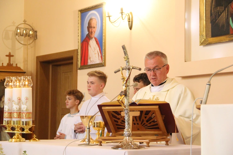 Podlesie Machowskie. Poświęcenie figur Matki Bożej i św. Józefa