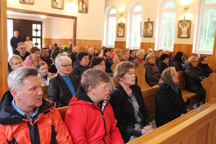 Podlesie Machowskie. Poświęcenie figur Matki Bożej i św. Józefa