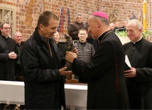 Statuetkę wręczył doktorowi Robertowi Wiraszce bp. Marek Solarczyk.