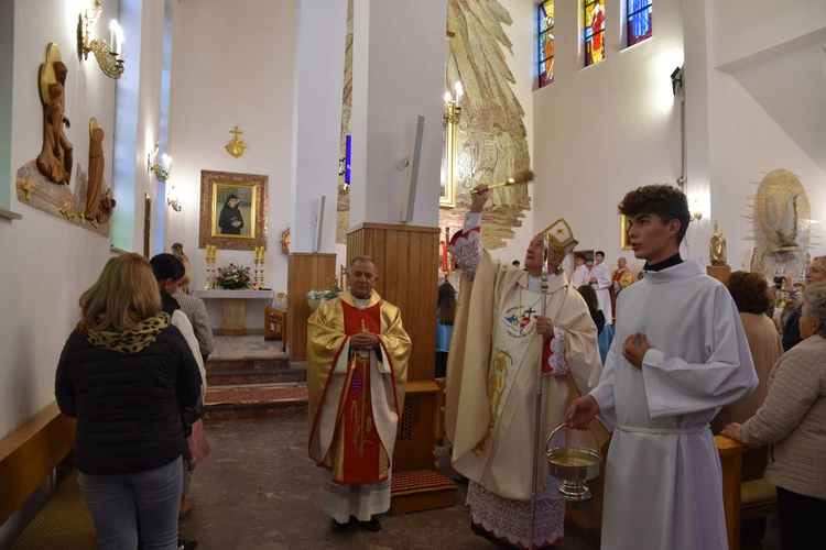 Nowe witraże w Jurkowie k. Czchowa