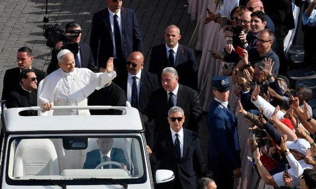 Papież przejechał papamobile wśród wiernych przed inauguracją