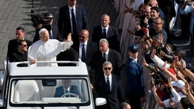 Papież przejechał papamobile wśród wiernych przed inauguracją