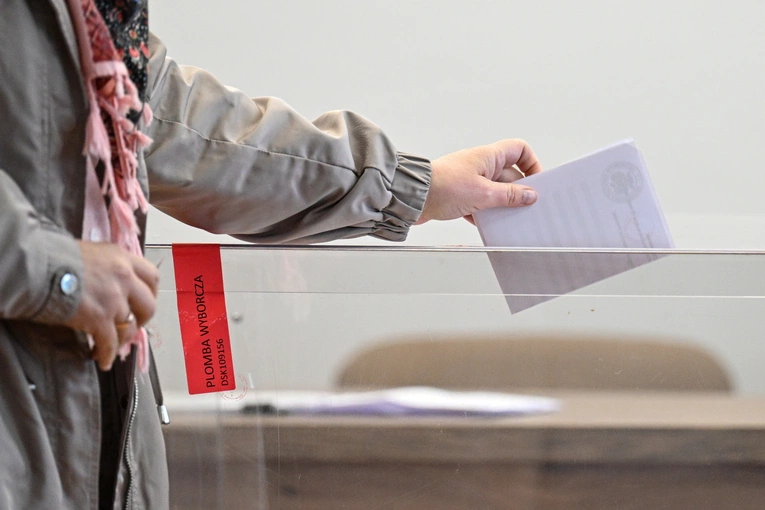 Są niewielkie różnice w wynikach sondaży exit poll dla różnych stacji telewizyjnych