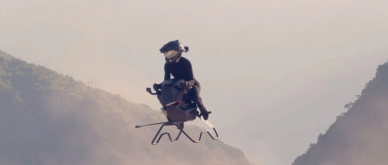 Volonaut airbike inspirowany jest ścigaczami z filmów science fiction. W przeciwieństwie jednak  do filmowej fikcji, śmiga nad ziemią naprawdę
