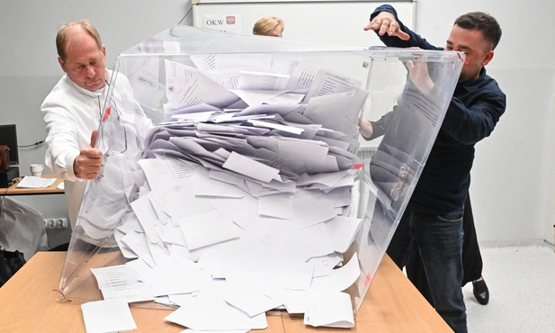 Podliczono wszystkie głosy. PKW podała wyniki pierwszej tury wyścigu prezydenckiego