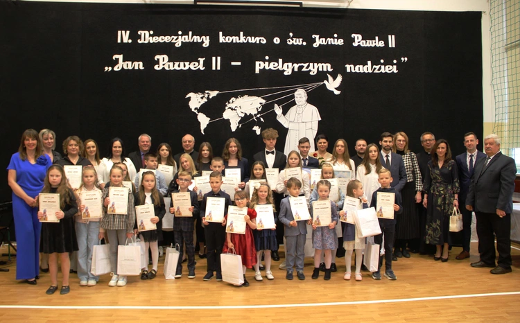 Zabawa. Wręczenie nagród w konkursie "Jan Paweł II - pielgrzym nadziei"
