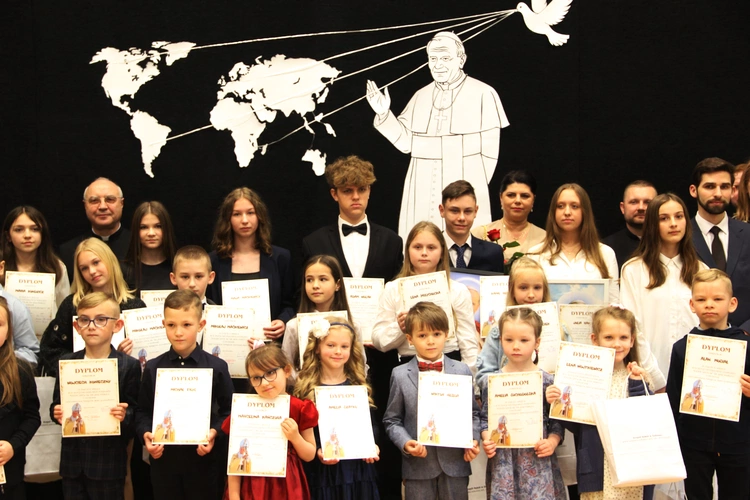 Zabawa. Wręczenie nagród w konkursie "Jan Paweł II - pielgrzym nadziei"