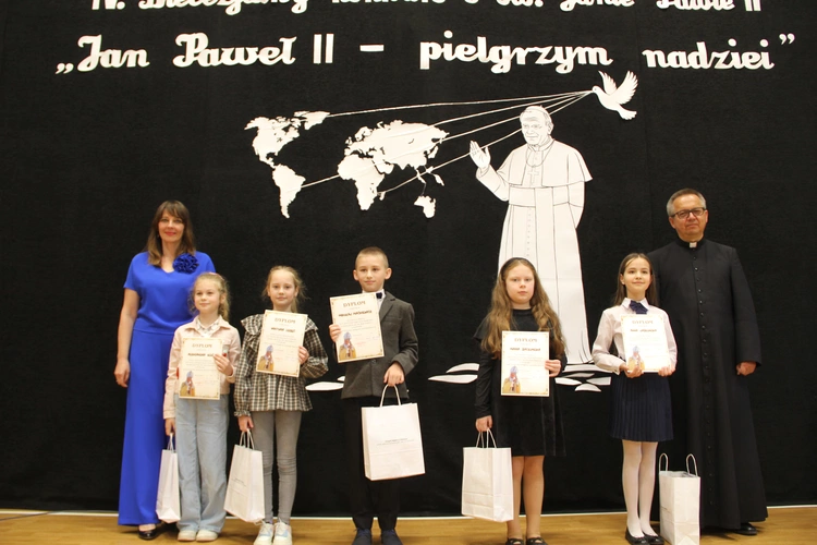 Zabawa. Wręczenie nagród w konkursie "Jan Paweł II - pielgrzym nadziei"