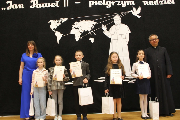 Zabawa. Wręczenie nagród w konkursie "Jan Paweł II - pielgrzym nadziei"