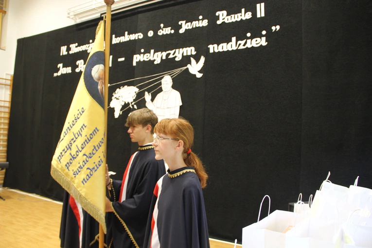 Zabawa. Wręczenie nagród w konkursie "Jan Paweł II - pielgrzym nadziei"