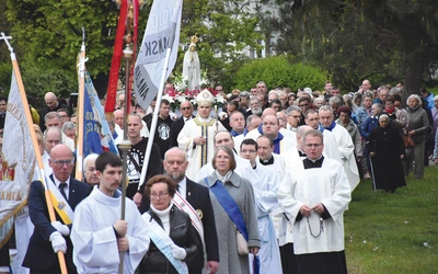 Po Eucharystii na ulice parafii wyruszyła procesja różańcowa. 