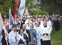 Po Eucharystii na ulice parafii wyruszyła procesja różańcowa. 