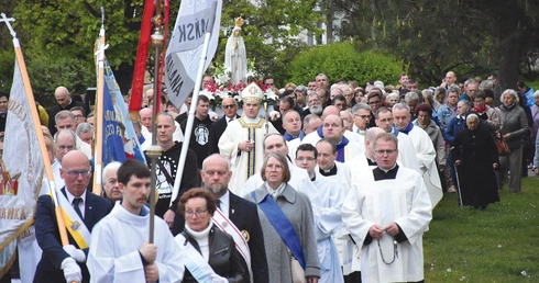 Po Eucharystii na ulice parafii wyruszyła procesja różańcowa. 
