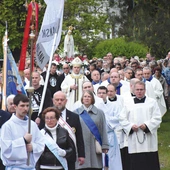 Po Eucharystii na ulice parafii wyruszyła procesja różańcowa. 