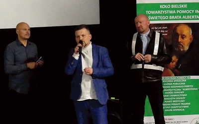  Od lewej: Adam Budkiewicz, Michał Guzdek i ks. Adam Parszywka na premierze filmu.