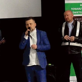  Od lewej: Adam Budkiewicz, Michał Guzdek i ks. Adam Parszywka na premierze filmu.