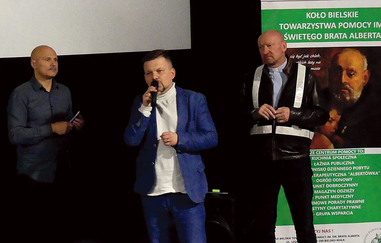  Od lewej: Adam Budkiewicz, Michał Guzdek i ks. Adam Parszywka na premierze filmu.