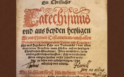 Okładka przedstawia pierwszą stronę katechizmu biskupa Kacpra z Łagowa, wydanego w Nysie  w 1570 roku.  
