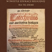 Okładka przedstawia pierwszą stronę katechizmu biskupa Kacpra z Łagowa, wydanego w Nysie  w 1570 roku.  