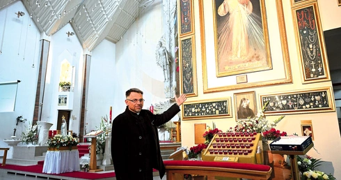 Wierni modlą się przed wizerunkiem Jezusa Miłosiernego. 