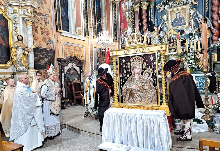  Bp Antoni Długosz przed wizerunkiem Pani Ziemi Żywieckiej 13 maja.