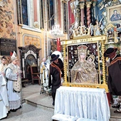  Bp Antoni Długosz przed wizerunkiem Pani Ziemi Żywieckiej 13 maja.