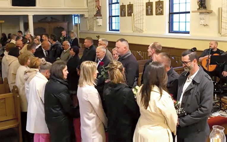 Małżonkowie odnowili  swoją  przysięgę małżeńską.